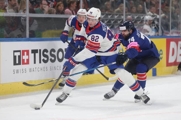 17.05.2026 Swiss Life Arena Zuerich , SCHWEIZ, Eishockey Herren IIHF World Championship, WM, Weltmeisterschaft Zurich 2026 Gruppe A USA - GBR Danny Nelson (li,USA) gegen Ollie Betteridge (GBR)