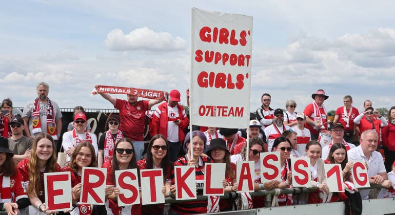 Sand , Fußball 2. Bundesliga , SC Sand vs. VfB Stuttgart Frauen , VfB Fans mit Schild , Girls Support Girl , Erstklassig