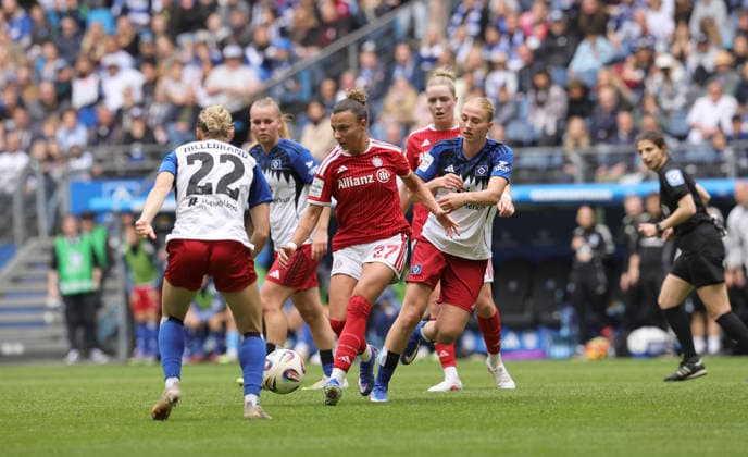 Foto : Arianna CARUSO (FC Bayern) gegen Sophie HILLEBRAND (22) und Paulina Bartz (HSV , rechts) Fussball Pixel Bundesliga der Frauen 26. Spieltag am So. 17.05.2026 Hamburger SV - FC Bayern München