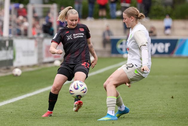 v.li.: Vanessa Fudalla (Bayer 04 Leverkusen, 21) und Sarah Gutmann (SV Werder Bremen, 32) im Zweikampf, Duell, Dynamik, Aktion, Action, Spielszene, DIE DFB-RICHTLINIEN UNTERSAGEN JEGLICHE NUTZUNG VON FOTOS ALS SEQUENZBILDER UND ODER VIDEOÄHNLICHE FOTOSTRECKEN. DFB REGULATIONS PROHIBIT ANY USE OF PHOTOGRAPHS AS IMAGE SEQUENCES AND OR QUASI-VIDEO., 17.05.2026, Leverkusen (Deutschland), Fussball, Google Pixel Frauen-Bundesliga, Bayer 04 Leverkusen - SV Werder Bremen