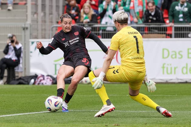 v.li.: Carlotta Wamser (Bayer 04 Leverkusen, 37) und Vanessa Fischer (Torhüterin, Torwart, SV Werder Bremen, 1) im Zweikampf, Duell, Dynamik, Aktion, Action, Spielszene, DIE DFB-RICHTLINIEN UNTERSAGEN JEGLICHE NUTZUNG VON FOTOS ALS SEQUENZBILDER UND ODER VIDEOÄHNLICHE FOTOSTRECKEN. DFB REGULATIONS PROHIBIT ANY USE OF PHOTOGRAPHS AS IMAGE SEQUENCES AND OR QUASI-VIDEO., 17.05.2026, Leverkusen (Deutschland), Fussball, Google Pixel Frauen-Bundesliga, Bayer 04 Leverkusen - SV Werder Bremen
