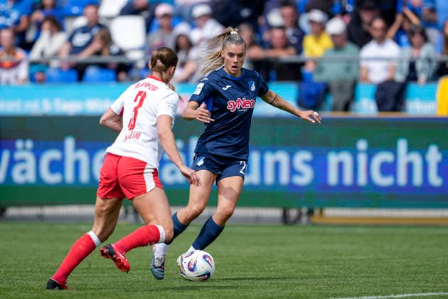 v.li.: Andrea Norheim (RBL, 3), Selina Cerci (TSG, 29), Zweikampf, Spielszene, Duell, duel, tackle, tackling, Dynamik, Action, Aktion, 17.05.2026, Sinsheim (Hoffenheim) (Deutschland), Fussball, Google Pixel Frauen-Bundesliga, TSG 1899 Hoffenheim - RB Leipzig, DFB DFL REGULATIONS PROHIBIT ANY USE OF PHOTOGRAPHS AS IMAGE SEQUENCES AND OR QUASI-VIDEO.