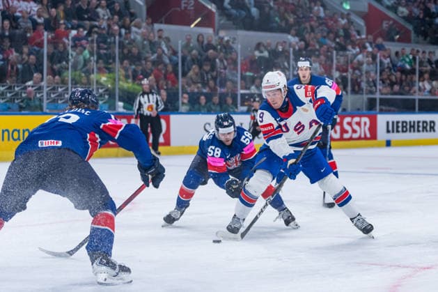 ZURICH, SWITZERLAND - MAY 17: Ryan Leonard (United States, 9) in the battle for the puck with David Clements (Great Britain, 58) during the Preliminary Round - Group A Match 11 between Great Britain and United States at the IIHF Ice hockey, Eishockey World Championship, WM, Weltmeisterschaft 2026, Swiss Life Arena on May 17, 2026 in Zurich, Switzerland. Zurich Switzerland Copyright: xTimoxSteinx