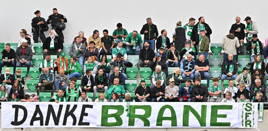 Sport Bilder des Tages 17.05.2026 - Fussball - Saison 2025 2026 - 2. Fussball - Bundesliga - 34. Spieltag: SpVgg Greuther Fürth ( Kleeblatt ) - Fortuna Düsseldorf - Sportfoto Zink MeZi - xmexzix - DFL regulations prohibit any use of photographs as image sequences and or quasi-video - only for editorial use - Spruchband Banner für Branimir Hrgota (10, SpVgg Greuther Fürth )