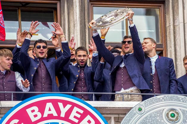 17.05.2026, Fussball Bundesliga 2025 2026, Meisterfeier des FC Bayern München auf dem Rathausbalkon in München. Leon Goretzka (FC Bayern München) mit der Meisterschale. Lennart Karl (FC Bayern München), Aleksandar Pavlovic (Bayern München) , Raphael Guerreiro (FC Bayern München), Torwart Manuel Neuer (FC Bayern München)