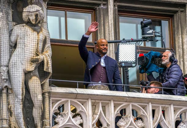 17.05.2026, Fussball Bundesliga 2025 2026, Meisterfeier des FC Bayern München auf dem Rathausbalkon in München. Trainer Vincent Kompany (FC Bayern München) winkt den Fans