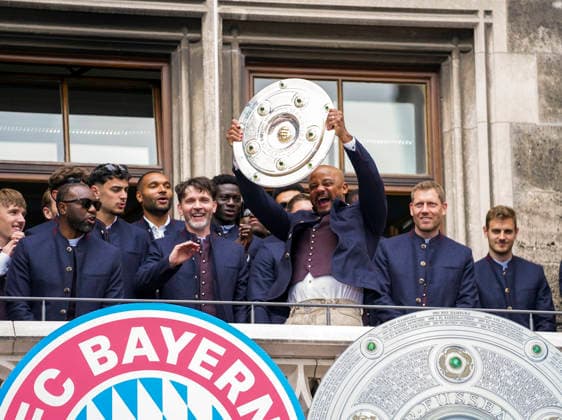 17.05.2026, Fussball Bundesliga 2025 2026, Meisterfeier des FC Bayern München auf dem Rathausbalkon in München. Trainer Vincent Kompany (FC Bayern München) mit der Meisterschale.mcotr, Torwart-Trainer Michael Rechner (FC Bayern München),