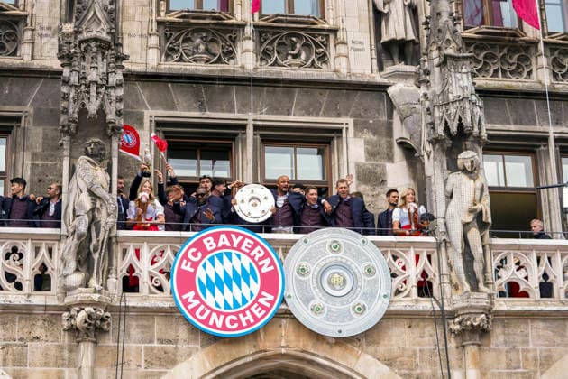 17.05.2026, Fussball Bundesliga 2025 2026, Meisterfeier des FC Bayern München auf dem Rathausbalkon in München. Trainer Vincent Kompany (FC Bayern München) mit der Meisterschale.mcotr, Torwart-Trainer Michael Rechner (FC Bayern München),