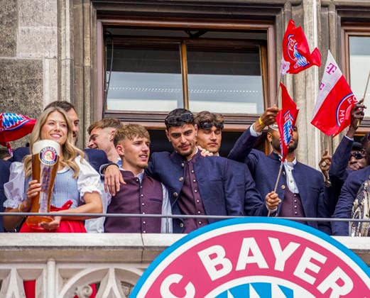 17.05.2026, Fussball Bundesliga 2025 2026, Meisterfeier des FC Bayern München auf dem Rathausbalkon in München. Lennart Karl (FC Bayern München), Aleksandar Pavlovic (Bayern München)