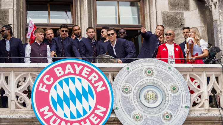 17.05.2026, Fussball Bundesliga 2025 2026, Meisterfeier des FC Bayern München auf dem Rathausbalkon in München. Leon Goretzka (FC Bayern München) mit der Meisterschale. Lennart Karl (FC Bayern München), Harry Kane (FC Bayern München), Aleksandar Pavlovic (Bayern München) , Raphael Guerreiro (FC Bayern München), Luis Diaz (FC Bayern München) Torwart Manuel Neuer (FC Bayern München)