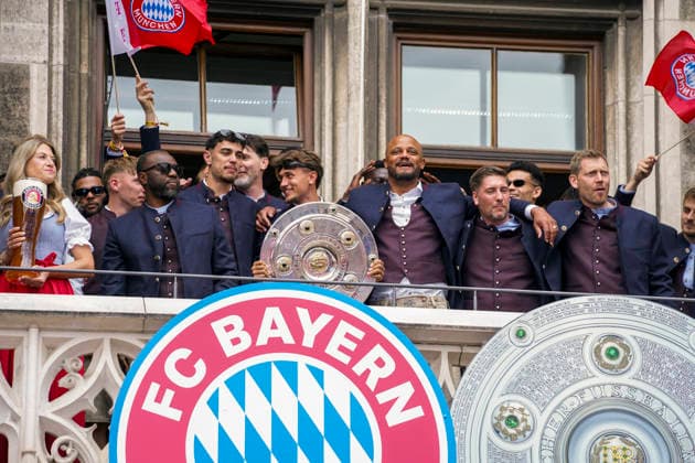 17.05.2026, Fussball Bundesliga 2025 2026, Meisterfeier des FC Bayern München auf dem Rathausbalkon in München. Trainer Vincent Kompany (FC Bayern München) mit der Meisterschale.mcotr, Torwart-Trainer Michael Rechner (FC Bayern München),