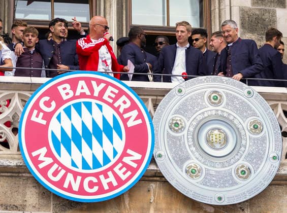 17.05.2026, Fussball Bundesliga 2025 2026, Meisterfeier des FC Bayern München auf dem Rathausbalkon in München. Moderator Stephan Lehmann, Oberbürgermeister Dominik Krause, Präsident Herbert Hainer (FC Bayern),