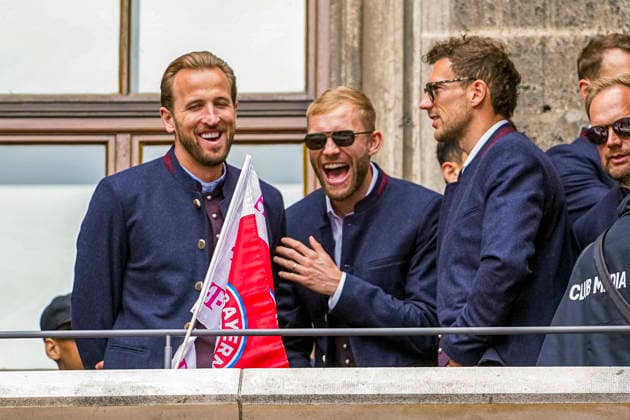 17.05.2026, Fussball Bundesliga 2025 2026, Meisterfeier des FC Bayern München auf dem Rathausbalkon in München. v.li: Harry Kane (FC Bayern München), Konrad Laimer (FC Bayern München), Leon Goretzka (FC Bayern München)