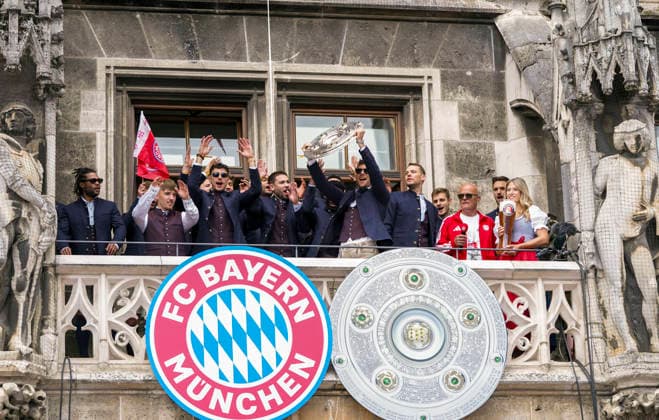 17.05.2026, Fussball Bundesliga 2025 2026, Meisterfeier des FC Bayern München auf dem Rathausbalkon in München. Leon Goretzka (FC Bayern München) mit der Meisterschale. Lennart Karl (FC Bayern München), Harry Kane (FC Bayern München), Aleksandar Pavlovic (Bayern München) , Raphael Guerreiro (FC Bayern München), Luis Diaz (FC Bayern München) Torwart Manuel Neuer (FC Bayern München)