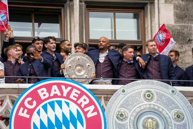 17.05.2026, Fussball Bundesliga 2025 2026, Meisterfeier des FC Bayern München auf dem Rathausbalkon in München. Trainer Vincent Kompany (FC Bayern München) mit der Meisterschale.mcotr, Torwart-Trainer Michael Rechner (FC Bayern München),
