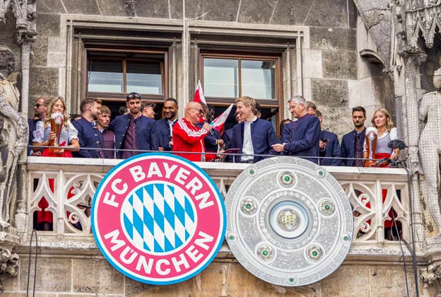17.05.2026, Fussball Bundesliga 2025 2026, Meisterfeier des FC Bayern München auf dem Rathausbalkon in München. Moderator Stephan Lehmann, Oberbürgermeister Dominik Krause, Präsident Herbert Hainer (FC Bayern),