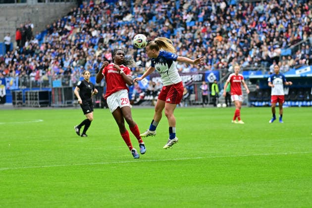 Fußball I Frauen I Saison 2025-2026 I Bundesliga I 26. Spieltag I Hamburger SV - FC Bayern München I 17.05.2026 Kopfballduell: Edna Imade (29, FC Bayern München) und Svea Stoldt (8, Hamburger SV) Hamburg Volksparkstadion Hamburg Deutschland Copyright: xLobeca WolfxGebhardtx