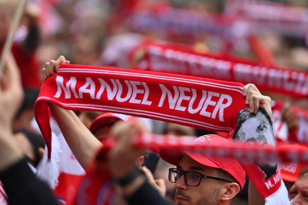 Sport Bilder des Tages Fans,Fussballfans,Manue Neuer Schal,Fanschal. Meisterfeier FC Bayern Muenchen auf dem Rathausbalkon auf dem Marienplatz in Muenchen am 17.05.2026. Fussball 1. Bundesliga Saison 2025 2026, 34.Spieltag,