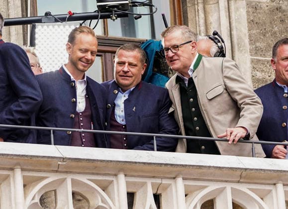 17.05.2026, Fussball Bundesliga 2025 2026, Meisterfeier des FC Bayern München auf dem Rathausbalkon in München. v.li: Rouven Kasper (VORSTAND MARKETING UND VERTRIEB, FC Bayern), Sportvorstand Max Eberl (Bayern München), Vorstandsvorsitzender Jan-Christian Dreesen (FC Bayern München)