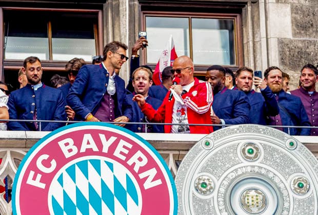 17.05.2026, Fussball Bundesliga 2025 2026, Meisterfeier des FC Bayern München auf dem Rathausbalkon in München. Leon Goretzka (FC Bayern München) und Moderator Stephan Lehmann