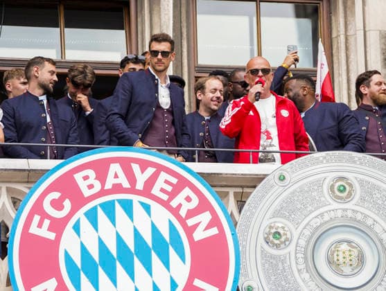 17.05.2026, Fussball Bundesliga 2025 2026, Meisterfeier des FC Bayern München auf dem Rathausbalkon in München. Leon Goretzka (FC Bayern München) und Moderator Stephan Lehmann
