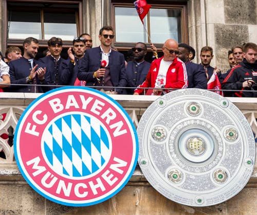 17.05.2026, Fussball Bundesliga 2025 2026, Meisterfeier des FC Bayern München auf dem Rathausbalkon in München. Leon Goretzka (FC Bayern München) und Moderator Stephan Lehmann