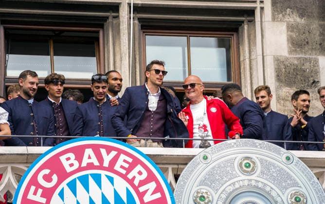 17.05.2026, Fussball Bundesliga 2025 2026, Meisterfeier des FC Bayern München auf dem Rathausbalkon in München. Leon Goretzka (FC Bayern München) und Moderator Stephan Lehmann