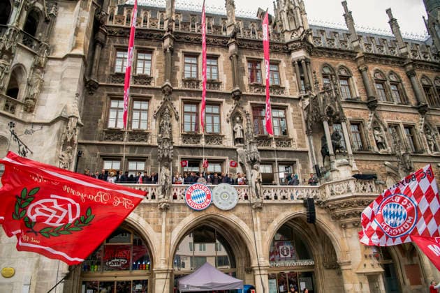 17.05.2026, Fussball Bundesliga 2025 2026, Meisterfeier des FC Bayern München auf dem Rathausbalkon in München. Mannschaft auf dem Balkon