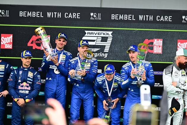 Sport Bilder des Tages Das Siegerteam Mercedes-AMG Team RAVENOL mit Startnummer 80 präsentiert sich auf dem Podium der 24h Nürburgring. Luca Stolz, Maro Engel und Maxime Martin halten den Pokal und feiern den Langstrecken-Erfolg auf der Nordschleife. Mercedes-AMG Team RAVENOL 80 feiert Sieg bei der 24h Nürburgring 2026 Copyright: xMichaelxGelhardtx
