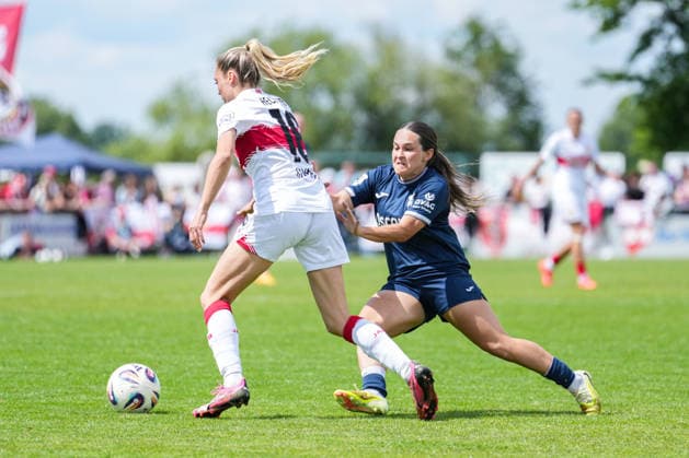 2. Frauen Bundesliga: SC Sand vs. VfB Stuttgart, 17.05.2026 Zweikampf zwischen Janina Hechler (VfB Stuttgart, 16) und Pija Reininger (SC Sand, 9) 2. Frauen Bundesliga: SC Sand vs. VfB Stuttgart, Adams Arena SC Sand, 17.05.2026 DFB DFL REGULATIONS PROHIBIT ANY USE OF PHOTOGRAPHS AS IMAGE SEQUENCES AND OR QUASI-VIDEO. Copyright: xBEAUTIFULxSPORTS Boscox
