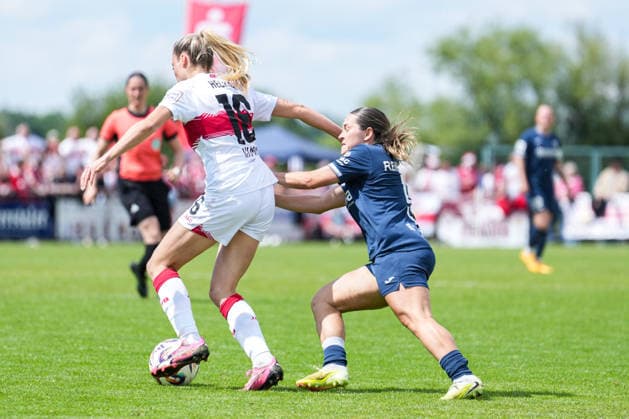 2. Frauen Bundesliga: SC Sand vs. VfB Stuttgart, 17.05.2026 Zweikampf zwischen Janina Hechler (VfB Stuttgart, 16) und Pija Reininger (SC Sand, 9) 2. Frauen Bundesliga: SC Sand vs. VfB Stuttgart, Adams Arena SC Sand, 17.05.2026 DFB DFL REGULATIONS PROHIBIT ANY USE OF PHOTOGRAPHS AS IMAGE SEQUENCES AND OR QUASI-VIDEO. Copyright: xBEAUTIFULxSPORTS Boscox