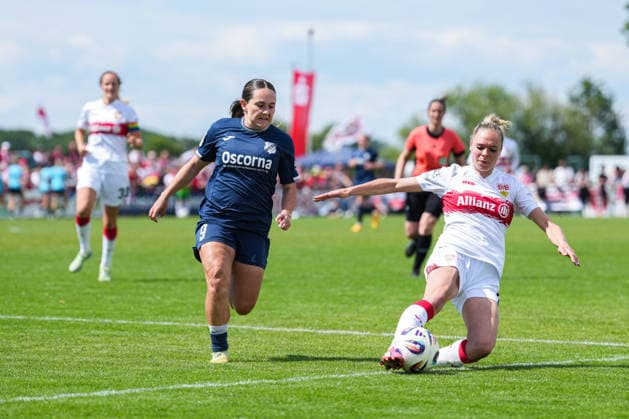 2. Frauen Bundesliga: SC Sand vs. VfB Stuttgart, 17.05.2026 Janina Hechler (VfB Stuttgart, 16) die mit einer Grätsche vor Pija Reininger (SC Sand, 9) an den Ball kommt 2. Frauen Bundesliga: SC Sand vs. VfB Stuttgart, Adams Arena SC Sand, 17.05.2026 DFB DFL REGULATIONS PROHIBIT ANY USE OF PHOTOGRAPHS AS IMAGE SEQUENCES AND OR QUASI-VIDEO. Copyright: xBEAUTIFULxSPORTS Boscox