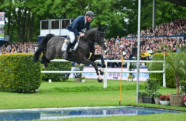 GER; Al Shira aa Deutsches Spring- & Dressur Derby Hamburg, Al Shira aa 95. Deutsches Spring-Derby 17.05.2026, GER; Al Shira aa Deutsches Spring- & Dressur Derby Hamburg, PAl Shira aa 95. Deutsches Spring-Derby präsentiert von Melitta CSI4* - Al Shira aa Derby Tour - Finale im Bild Michael Grimm (GER) auf Duplexx am Wassergraben