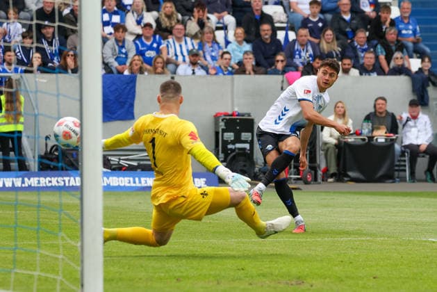 2026.05.17 xjfx 2.Bundesliga SV Darmstadt 98 - SC Paderborn v.l., Stefano Marino (SC Paderborn) schiesst das Tor zum, scores the goal to 0:1, Goalkeeper, Torwart Marcel Schuhen (SV Darmstadt 98) (DFL DFB REGULATIONS PROHIBIT ANY USE OF PHOTOGRAPHS as IMAGE SEQUENCES and or QUASI-VIDEO) Copyright: JoaquimxFerreira