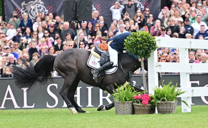 GER; Al Shira aa Deutsches Spring- & Dressur Derby Hamburg, Al Shira aa 95. Deutsches Spring-Derby 17.05.2026, GER; Al Shira aa Deutsches Spring- & Dressur Derby Hamburg, PAl Shira aa 95. Deutsches Spring-Derby präsentiert von Melitta CSI4* - Al Shira aa Derby Tour - Finale im Bild Michael Grimm (GER) auf Duplexx stuertzt fast nach dem Wall