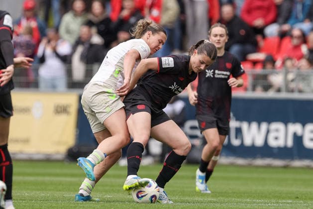 v.li.: Larissa Mühlhaus (SV Werder Bremen, 7) und Katharina Piljic (Bayer 04 Leverkusen, 6) im Zweikampf, Duell, Dynamik, Aktion, Action, Spielszene, DIE DFB-RICHTLINIEN UNTERSAGEN JEGLICHE NUTZUNG VON FOTOS ALS SEQUENZBILDER UND ODER VIDEOÄHNLICHE FOTOSTRECKEN. DFB REGULATIONS PROHIBIT ANY USE OF PHOTOGRAPHS AS IMAGE SEQUENCES AND OR QUASI-VIDEO., 17.05.2026, Leverkusen (Deutschland), Fussball, Google Pixel Frauen-Bundesliga, Bayer 04 Leverkusen - SV Werder Bremen