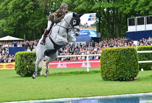 GER; Al Shira aa Deutsches Spring- & Dressur Derby Hamburg, Al Shira aa 95. Deutsches Spring-Derby 17.05.2026, GER; Al Shira aa Deutsches Spring- & Dressur Derby Hamburg, PAl Shira aa 95. Deutsches Spring-Derby präsentiert von Melitta CSI4* - Al Shira aa Derby Tour - Finale im Bild Commandant Geof Currran auf Hawthornhill am Wassergraben