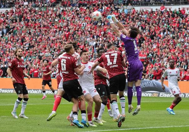 Sport Bilder des Tages 17.05.2026 - Fussball - Saison 2024 2025 - 2. Fussball - Bundesliga - 34. Spieltag: Hannover 96 H96 - 1. FC Nürnberg FCN ( Club ) - Sportfoto Zink DaMa - xdaxmax - DFL regulations prohibit any use of photographs as image sequences and or quasi-video - only for editorial use - Nahuel Noll (1, Hannover 96 H96 ) faustet Ball weg