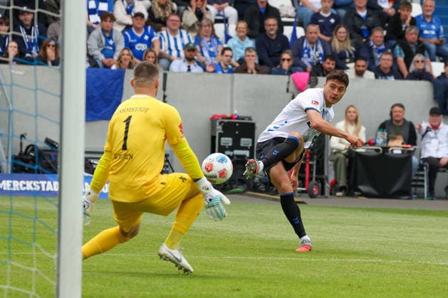2026.05.17 xjfx 2.Bundesliga SV Darmstadt 98 - SC Paderborn v.l., Stefano Marino (SC Paderborn) schiesst das Tor zum, scores the goal to 0:1, Goalkeeper, Torwart Marcel Schuhen (SV Darmstadt 98) (DFL DFB REGULATIONS PROHIBIT ANY USE OF PHOTOGRAPHS as IMAGE SEQUENCES and or QUASI-VIDEO) Copyright: JoaquimxFerreira