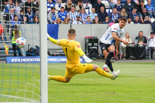 2026.05.17 xjfx 2.Bundesliga SV Darmstadt 98 - SC Paderborn v.l., Stefano Marino (SC Paderborn) schiesst das Tor zum, scores the goal to 0:1, Goalkeeper, Torwart Marcel Schuhen (SV Darmstadt 98) (DFL DFB REGULATIONS PROHIBIT ANY USE OF PHOTOGRAPHS as IMAGE SEQUENCES and or QUASI-VIDEO) Copyright: JoaquimxFerreira