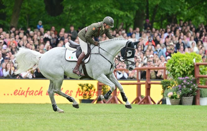 GER; Al Shira aa Deutsches Spring- & Dressur Derby Hamburg, Al Shira aa 95. Deutsches Spring-Derby 17.05.2026, GER; Al Shira aa Deutsches Spring- & Dressur Derby Hamburg, PAl Shira aa 95. Deutsches Spring-Derby präsentiert von Melitta CSI4* - Al Shira aa Derby Tour - Finale im Bild Commandant Geof Currran auf Hawthornhill lobt sein Pferd