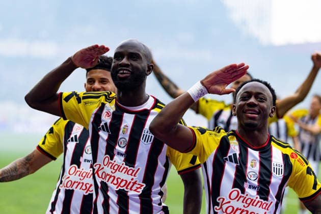 VIENNA, AUSTRIA - 17 MAY 2026: Image shows the celebration of the second goal for lask with Mbuyamba Xavier (LASK, 3) and Bello George (LASK, 2) during Austrian Bundesliga: FK Austria Wien vs LASK at Generali-Arena on 17 05 2026 in Vienna, Austria. Austria Copyright: xFröhlichxPascalx