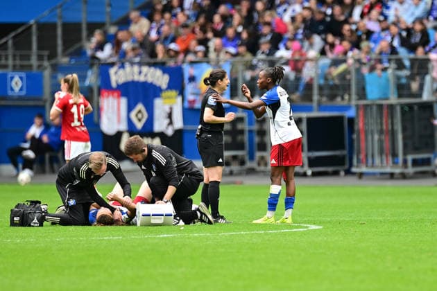 Fußball I Frauen I Saison 2025-2026 I Bundesliga I 26. Spieltag I Hamburger SV - FC Bayern München I 17.05.2026 Magou Doucoure (2, Hamburger SV) diskutiert mit Dr. Riem Hussein (Schiedsrichterin) während Melanie Brunnthaler (11, Hamburger SV) behandelt wird. Hamburg Volksparkstadion Hamburg Deutschland Copyright: xLobeca WolfxGebhardtx