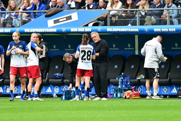 Fußball I Frauen I Saison 2025-2026 I Bundesliga I 26. Spieltag I Hamburger SV - FC Bayern München I 17.05.2026 Pauline Annette Machtens (28, Hamburger SV) im Gespräch mit Rodolfo Cardoso (Hamburger SV). Hamburg Volksparkstadion Hamburg Deutschland Copyright: xLobeca WolfxGebhardtx