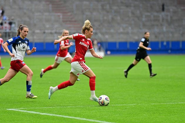 Fußball I Frauen I Saison 2025-2026 I Bundesliga I 26. Spieltag I Hamburger SV - FC Bayern München I 17.05.2026 Linda Dallmann (10, FC Bayern München) dringt in den Strafraum ein. Hamburg Volksparkstadion Hamburg Deutschland Copyright: xLobeca WolfxGebhardtx