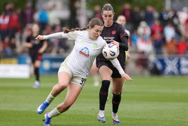 v.li.: Mara Alber (SV Werder Bremen, 37) und Selina Ostermeier (Bayer 04 Leverkusen, 2) im Dreikampf, Zweikampf, Duell, Dynamik, Aktion, Action, Spielszene, DIE DFB-RICHTLINIEN UNTERSAGEN JEGLICHE NUTZUNG VON FOTOS ALS SEQUENZBILDER UND ODER VIDEOÄHNLICHE FOTOSTRECKEN. DFB REGULATIONS PROHIBIT ANY USE OF PHOTOGRAPHS AS IMAGE SEQUENCES AND OR QUASI-VIDEO., 17.05.2026, Leverkusen (Deutschland), Fussball, Google Pixel Frauen-Bundesliga, Bayer 04 Leverkusen - SV Werder Bremen