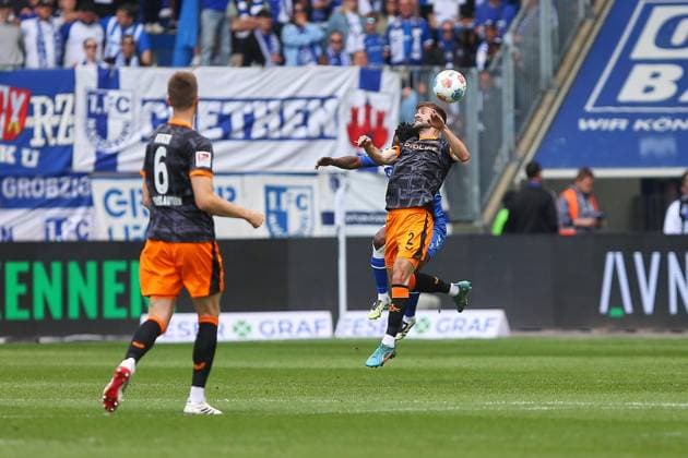 Magdeburg, Sachsen-Anhalt, Deutschland, 17.05.2026: Avnet Arena: 34. Spieltag, Saison 2025 26, 2. Fußball-Bundesliga: 1. FC Magdeburg - 1. FC Kaiserslautern: Lubambo Musonda (19, 1. FC Magdeburg) und Simon Asta (2, 1. FC Kaiserslautern) im Kopfballduell, Fabian Kunze (6, 1. FC Kaiserslautern) schaut zu Copyright: xdtsxNachrichtenagenturx dts_119123