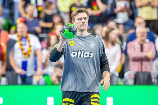 17.05.2026, xkwix, Handball, Länderspiel, Deutschland - Dänemark , Lanxess-Arena in Köln: Franz Semper (Germany 32) beim Aufwaermen mit Ball Photo: xKamilxWilkowskixPressefotoKochx Nordrhein-Westfalen Deutschland