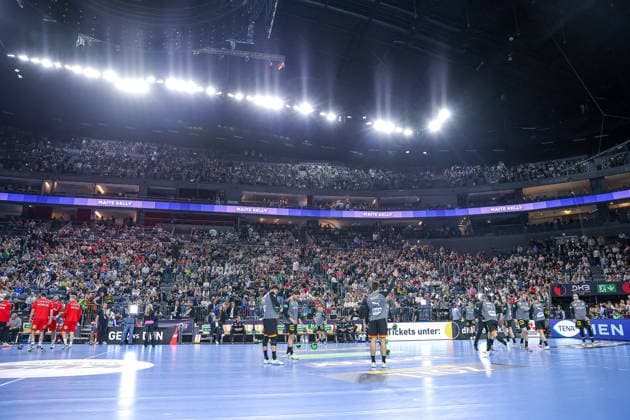 17.05.2026, xkwix, Handball, Länderspiel, Deutschland - Dänemark , Lanxess-Arena in Köln: Volle Halle mit Zuschauern vorne macht sich die Mannschaft aus Deutschland warm Photo: xKamilxWilkowskixPressefotoKochx Nordrhein-Westfalen Deutschland