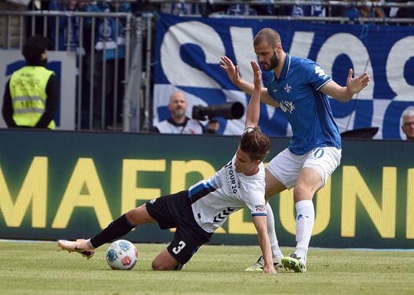 17.05.2026, xhbx, Fussball 2.Bundesliga, SV Darmstadt 98 - SC Paderborn 07 v.l. Jonah Sticker (SC Paderborn 07), Aleksandar Vukotic (SV Darmstadt 98) (DFL DFB REGULATIONS PROHIBIT ANY USE OF PHOTOGRAPHS as IMAGE SEQUENCES and or QUASI-VIDEO) Darmstadt